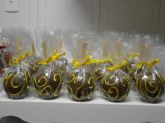 maçã banhada no chocolate com riscos