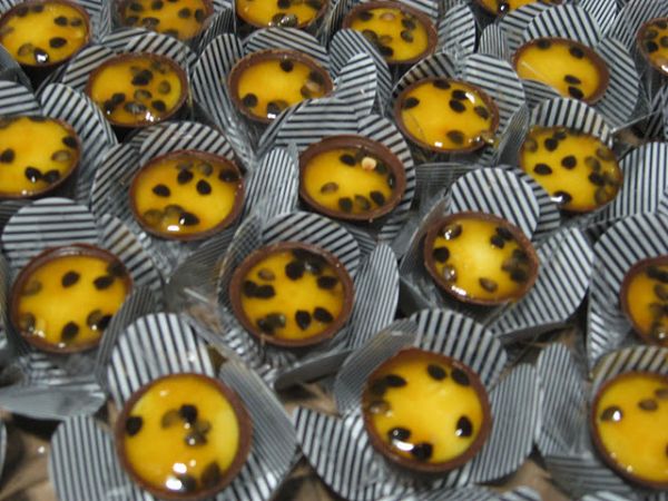 copo de chocolate com mousse de maracujá.