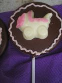 pirulito de chocolate com carrinho de bebê em chocolate bran