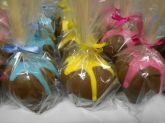 maçã banhada no chocolate ao leite com chocolate branco